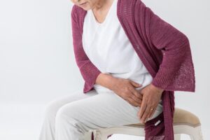 Donna affetta da coxalgia (dolore all'anca)
